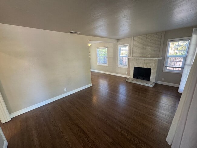 Building Photo - 2 bedroom | 1 bathroom | Tahoe Park single...
