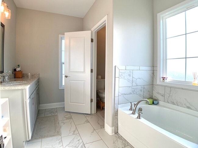 Building Photo - 585 Dexter Dr