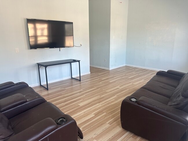 Building Photo - 5 Main St