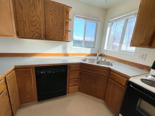 Building Photo - RARE FIND! Spacious and bright three bedro...