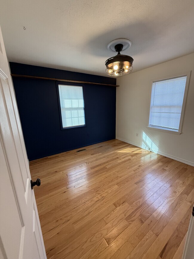 Building Photo - 816 E 16 St