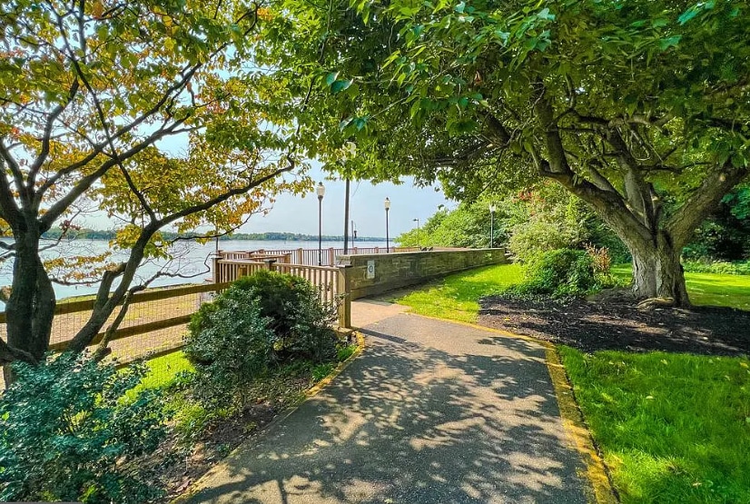 Building Photo - 57003 Delaire Landing Rd