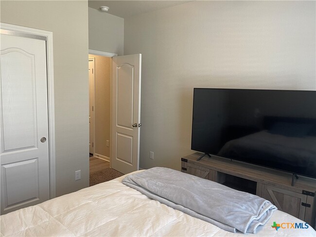 Building Photo - 7220 Rosado Dr