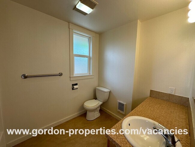 Building Photo - SE Arista Dr - 1 bedroom apartment in Oak Grove with storage unit
