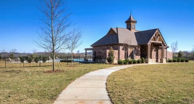 Building Photo - 1444 Channing Dr