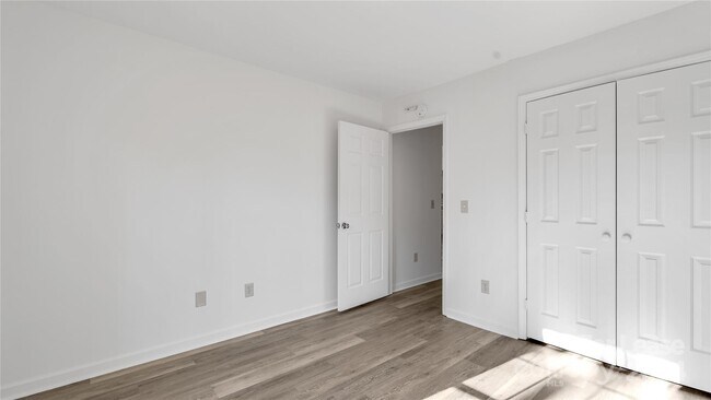 Building Photo - 3733 Oakwood Rd