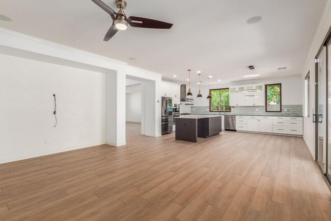 Building Photo - 622 W San Carlos Way