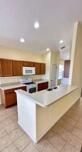 Building Photo - 1055 Venetian Dr