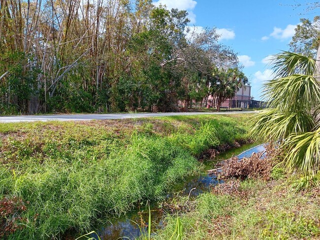 Building Photo - Great value 1/1 near SPC, Tyrone, Pinellas Trail & Azalea Rec