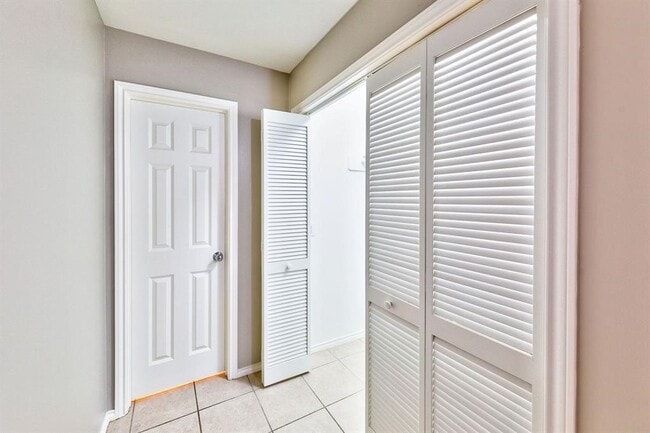 Building Photo - 1247 W 17th St