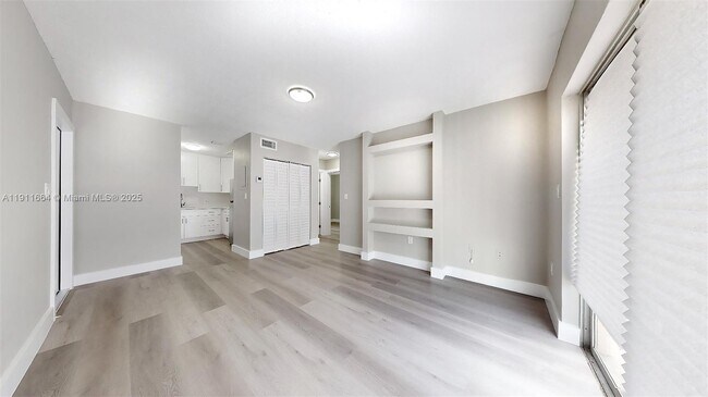 Building Photo - 329 SW 9th Ave