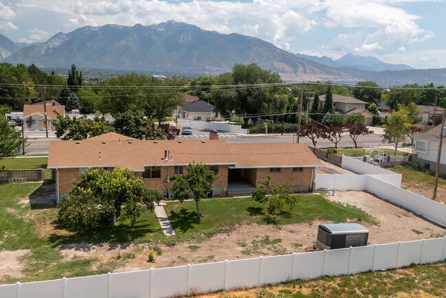 Building Photo - 11044 S Temple Dr