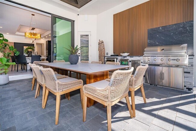 Building Photo - 15210 Pendio Dr