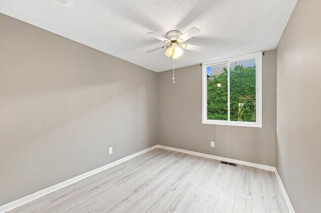 Building Photo - 893 Cliffs Dr