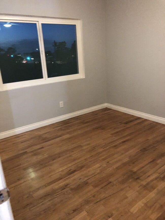 Real Oak Hardwood Floors - 3846 Udall St