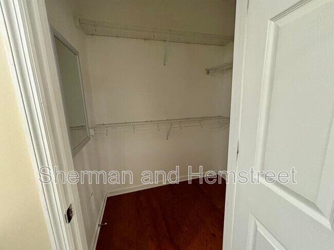 Building Photo - 2002 Amberley Dr