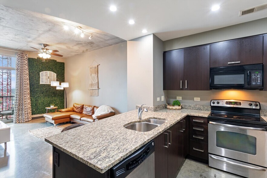 Building Photo - 1510 Demonbreun St