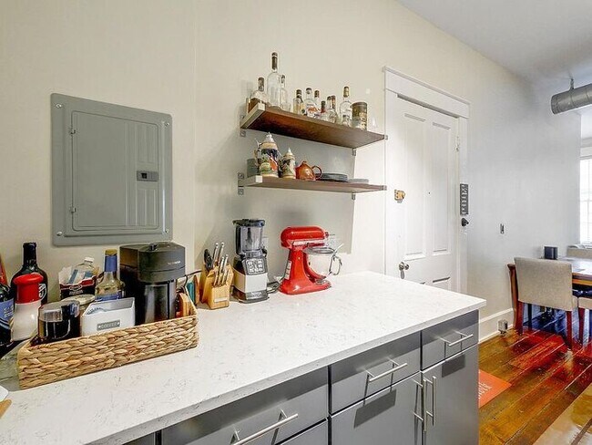 Building Photo - Condo in Italianate building in Over-the-R...