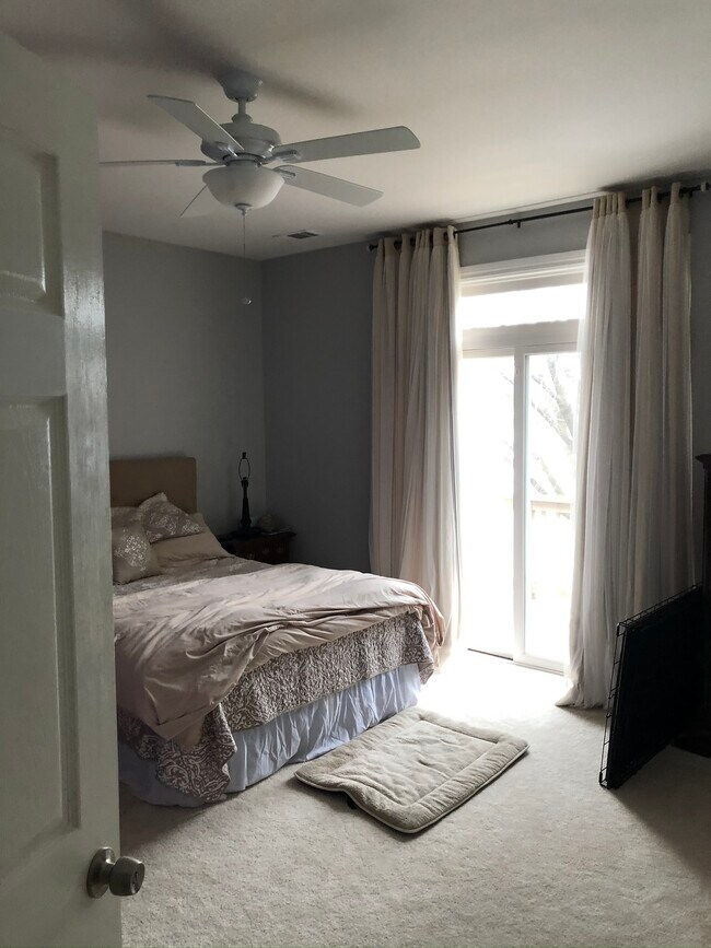 Master bedroom with lake view - 40 Park Island Dr