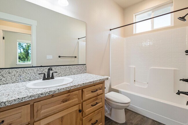 Building Photo - Large 2 Bed, 2 Bath in Paradise. Available...