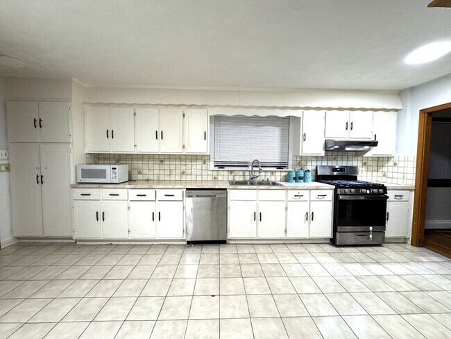 Primary Photo - 41 Staples Ave