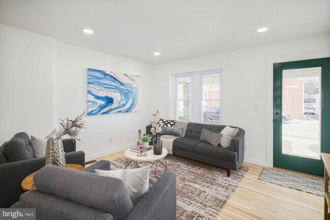 Building Photo - 320 Iona Ave