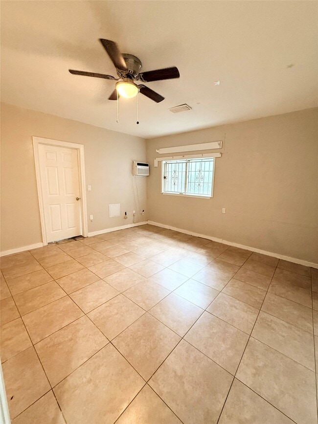 Building Photo - 6109 Saxon Dr