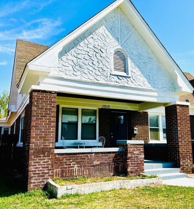 Primary Photo - Charming 2BD 1BA Duplex in Crestwood!!