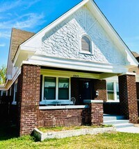 Building Photo - Charming 2BD 1BA Duplex in Crestwood!!