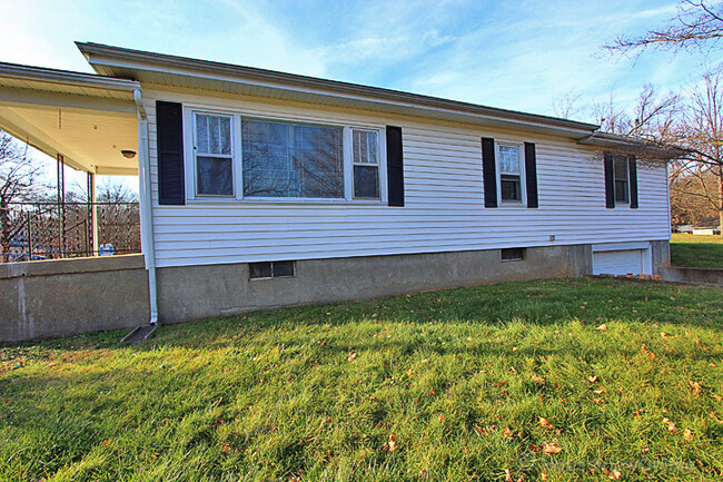 Building Photo - House Close To Campus!