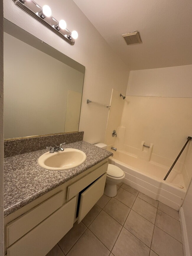 Building Photo - 2 Bedroom, 1 1/2 bathrooms property + Community with pool awaits!.