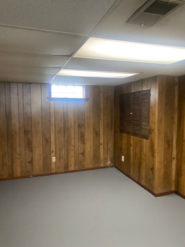 Building Photo - 3 bedroom 2 bath bungalow with finished basement