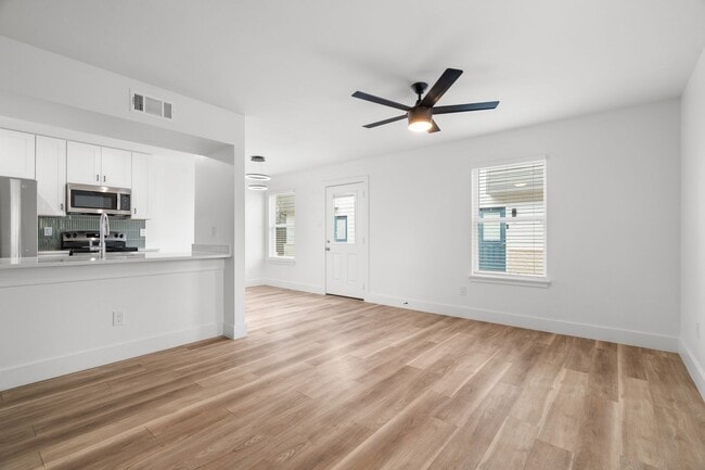 Building Photo - IN THE LOOP 2BD/1BA Brand New Finish Out /...