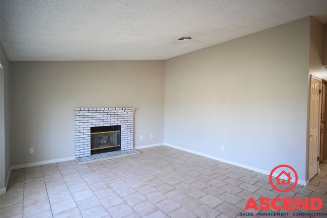 Building Photo - Cozy Home Located In Oildale!