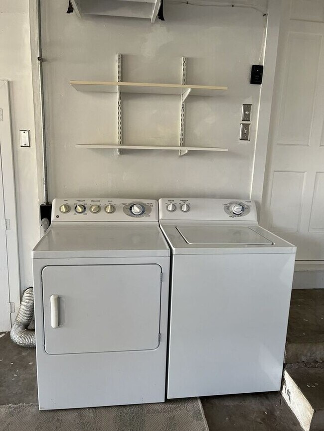 Building Photo - 2 Bed 1.5 Bath 1 Car Garage in the GRADY MUSGRAVE LAKESIDE Addition