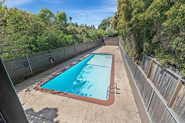 Building Photo - 455 Crescent St