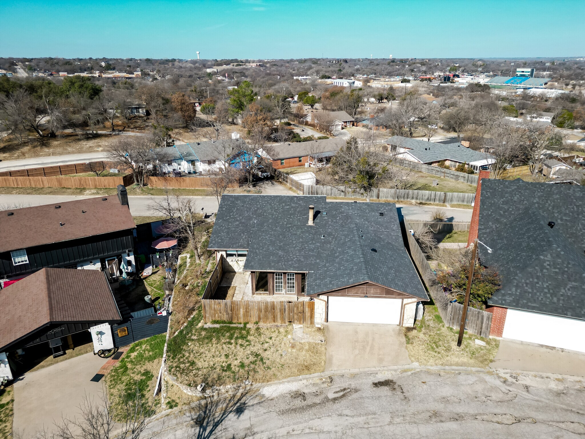 Building Photo - 504 Hilltop Dr