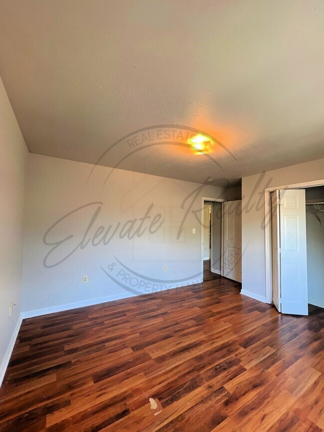 Building Photo - ON SPECIAL: Three Bedroom Ranch with Appli...