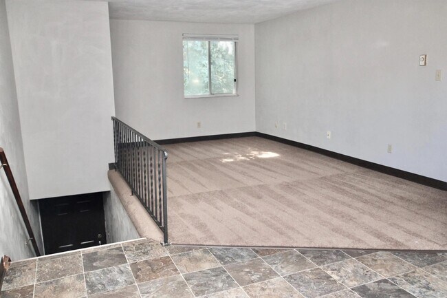Interior Photo - OAK MANOR -- 052