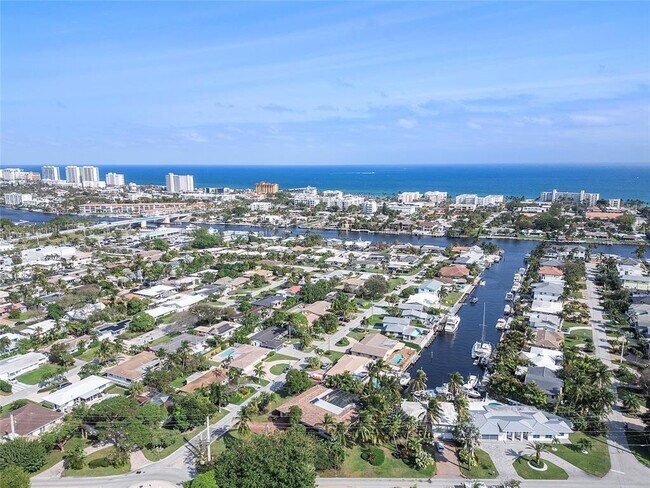 Building Photo - 556 SE 15th Ave