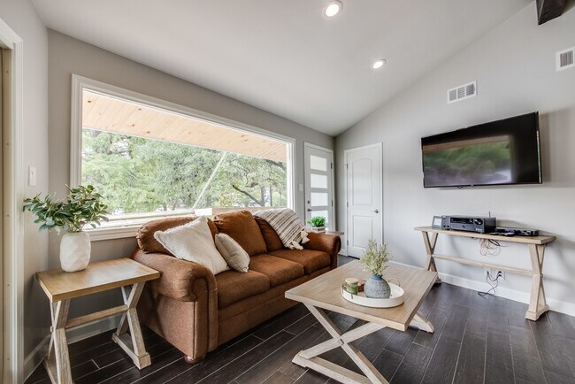 Building Photo - 1810 Lakeshore Dr