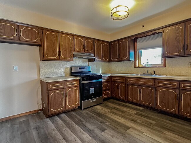 Building Photo - 325-327 John St