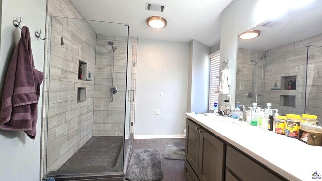 Building Photo - 201 Quail Run Dr