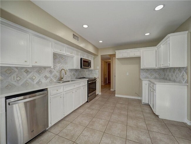 Building Photo - 3 bedroom 3 bath house