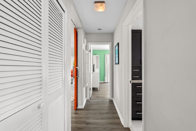 Building Photo - Single Family home on quiet street steps from the Intracoastal and Dining