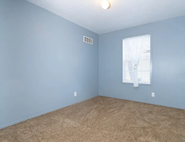 Building Photo - 6 Northglen Dr