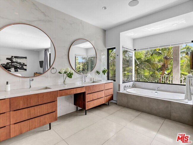 Building Photo - 1724 N Sierra Bonita Ave