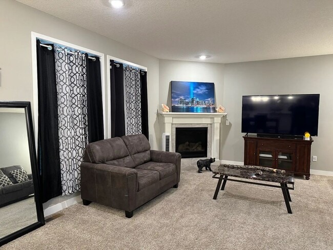Building Photo - 4 bed house available in otsego!