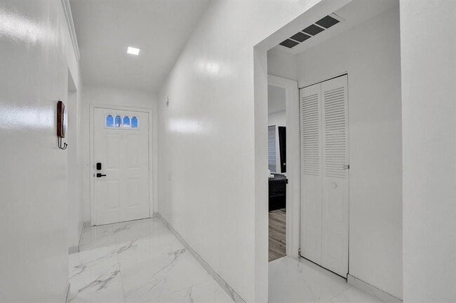 Building Photo - 5434 SW 25th Ave