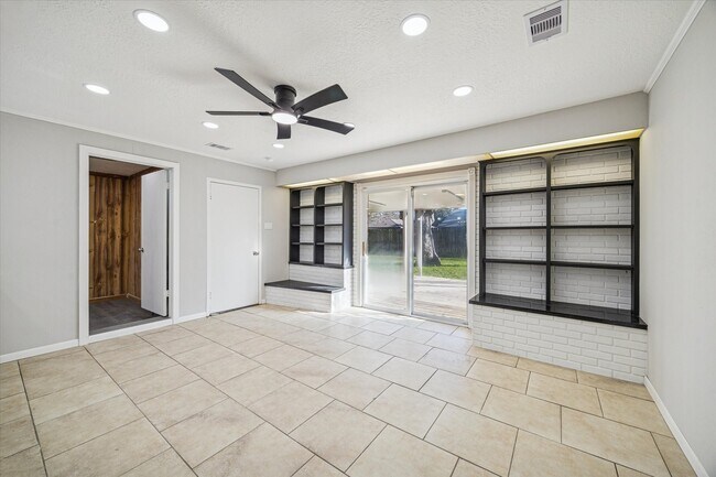 Building Photo - 1703 Raintree Dr